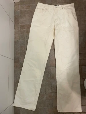 Vita Amir jeans -  Vit Amir jeans med coola bakfickor 