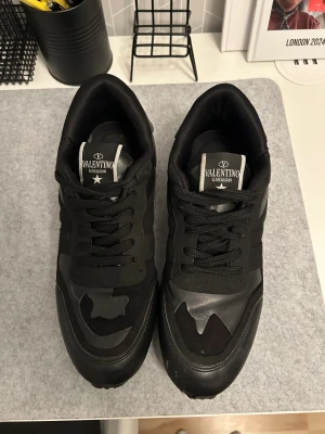 Svarta Valentino Garavani sneakers - Säljer ett par eftertracktafe Valentino rockrunners, storlek 41 men passar även 42. Tar även byten mot Valentino flycrews eller opens. Skriv privat vid frågor! 😌🤝