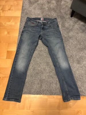 Tommy Jeans blå straight jeans 30/32 - Säljer dessa snygga Tommy jeans. Inga defekter och sköna