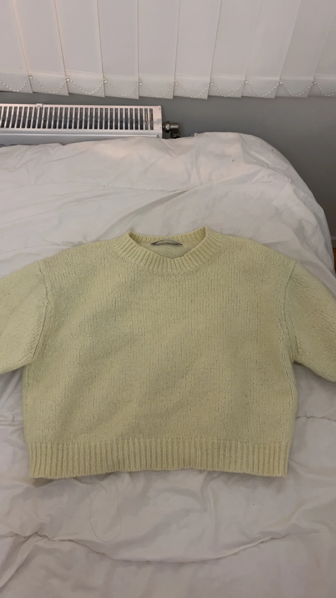 Ljusgul stickad tröja