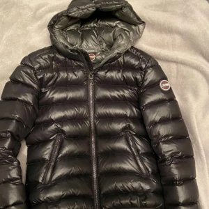 Colmar jacka  - Intressekoll!! Storlek 42/44, liten i storlek. Nypris 5500kr tror jag, om du vill köpa är priset fast för 3800! Eftersom att det knappt syns att den är använd en del  🤍 HAR BESTÄMT ATT DEN ÄR TILL SALU NU!