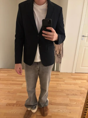 Svart kavaj med klassisk passform - Riktigt schysst kavaj i färgen svart, den e helt ny och endast testad en gång. Storlek medium och den passar perfekt till nästan allt. 