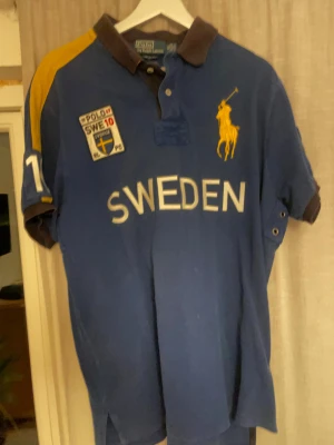 Ralph Lauren blue yellow Sweden polo shirt chief keff pike  - Snygg polo Ralph Lauren Blue Yellow, Sweden polo shirt chief keef. Väldigt selsynt. Skriv vid funderingar eller frågor.😁