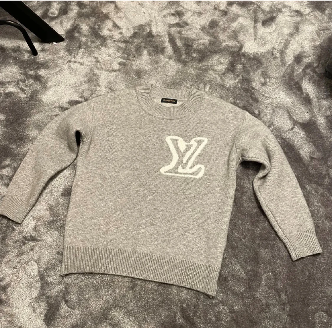 Grå stickad Louis Vuitton tröja
