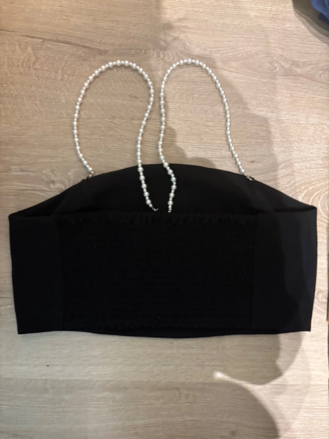 Svart croppad topp med pärlband, Lindex - 2