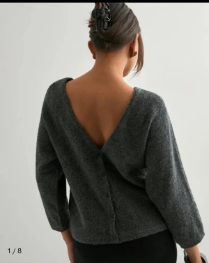 Mörkgrå stickad kofta med v-ringning - Säljer en mörkgrå stickad kofta med djup v-ringning både fram och bak. Koftan har knappar längs hela framsidan och långa ärmar. Den är loose i passformen och kan stylas offshoulder för en chill vibe. Perfekt för dig som gillar mjuka och mysiga plagg.