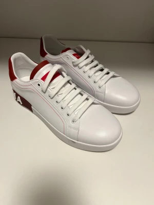 Dolce & Gabbana vita sneakers - Tjenare säljer dessa vita fräscha Dolce gabbana i storlek 45 men passar även 44.  Dem är i gott skick och ifall ni har några funderingar är det bara att säga till!!!!!