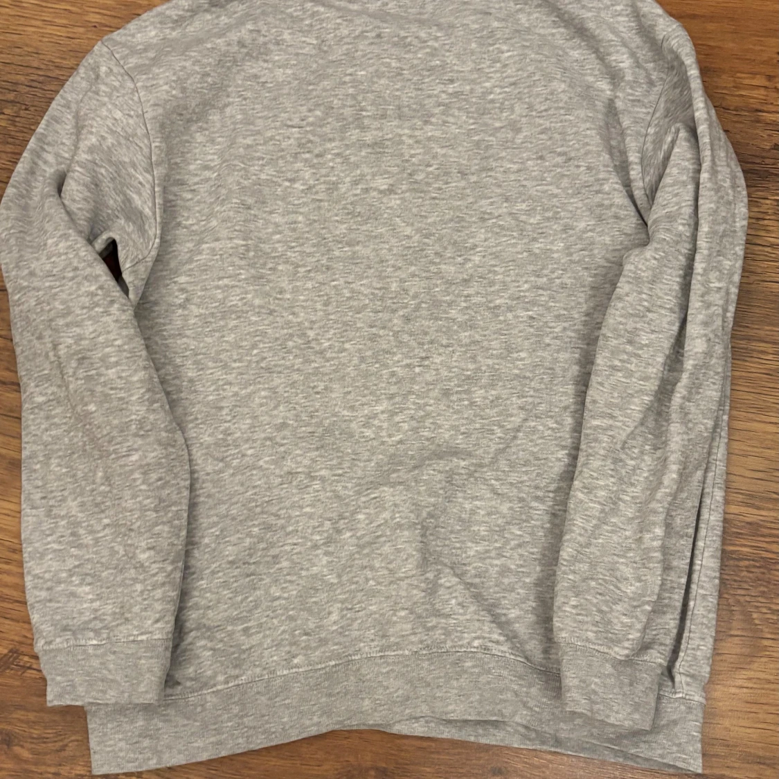 Grå sweatshirt från H&M Essentials - 2