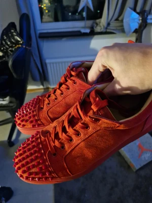 Christian louboutin  - Ett par röda christian louboutin skor. Väldigt fina och sticker ut bra. Jättesvårt att hitta några i denna färg. Skriv gärna om frågor 
