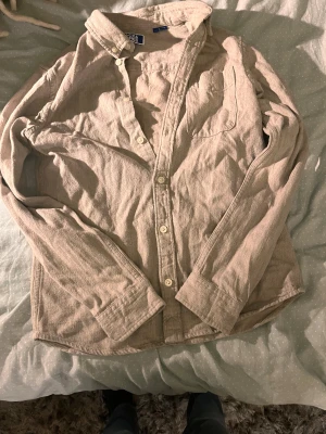 Beige skjorta ifrån Jack and Jones 152 - Beige skjorta ifrån jacka and Jones jag har använt den några få gånger men har inga skador.