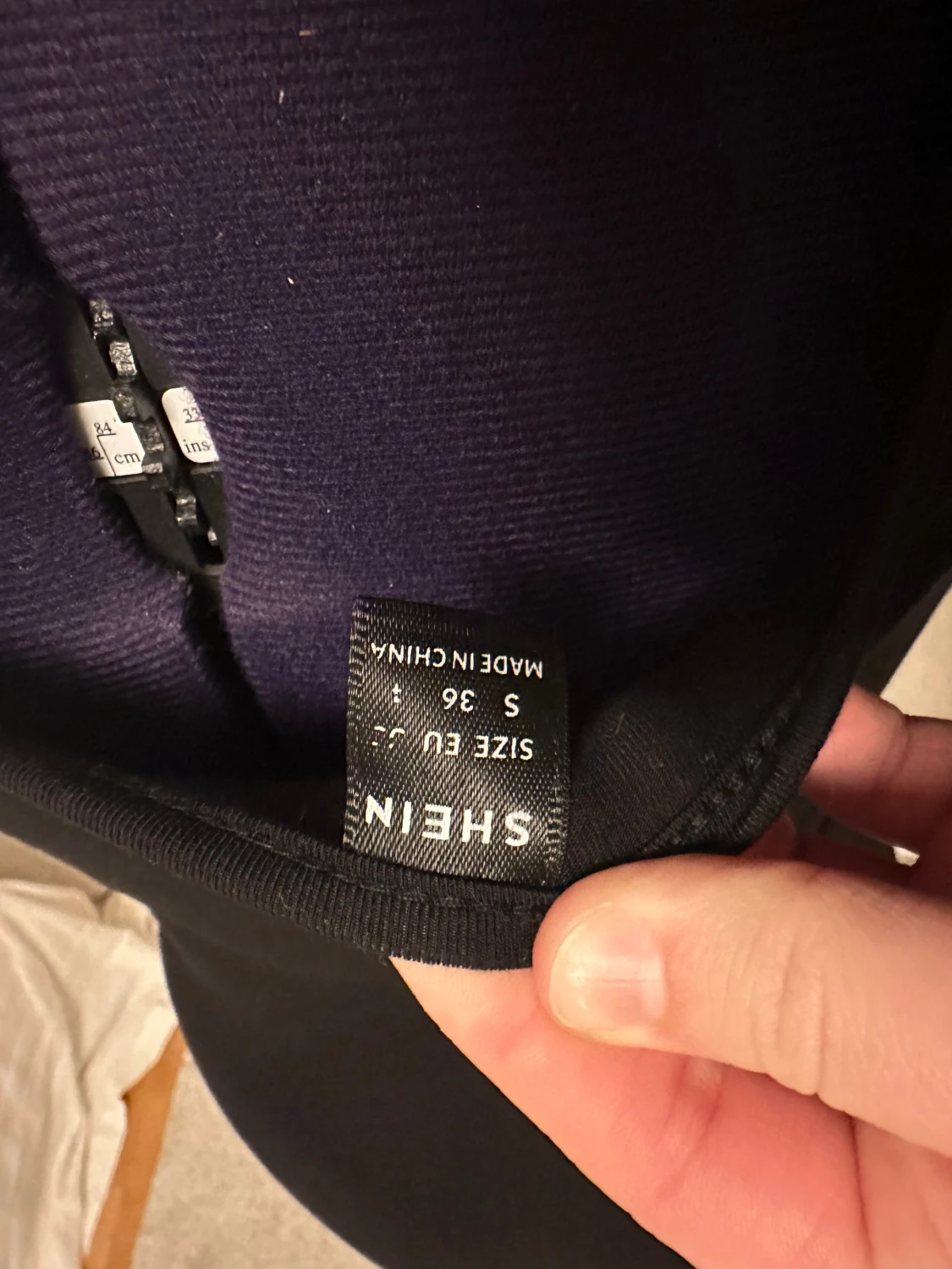 Svart långklänning med smala axelband skims doupe - 4