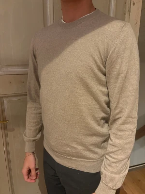 Oscar Jacobson  - Merinoull tröja från Oscar Jacobson i bruksskick! Strl M men sitter som S, är 170cm och väger 60kg och passar mig perfekt! Två hål på en ärmen som enkelt går att fixa om man har grejerna för det. Tyvärr har jag inte haft tid!