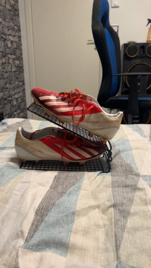 Adidas Messi fotbollsskor röd/vit - Säljer mina eftertraktade Adidas F50 Messi edition skor! Skorna är 9/10 condition! En eftertraktad sko! Och håller lätt några år till! 
