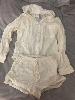 Gult set från H&M - Supermjuka och luftiga gular ser från H&M. De har en relaxed fit, elastisk midja med snörning och en lätt skrynklig textur. Perfekta för varma dagar när du vill ha något bekvämt och stilrent.