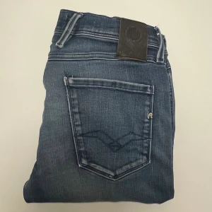 Replay anbass hyperflex jeans - Märke : Replay | Skick: 6/10 | Modell: anbass, hyperflex | Storlek: W31 L32 | det är ett litet hål som inte syns vid skrevet, annars bra skick  