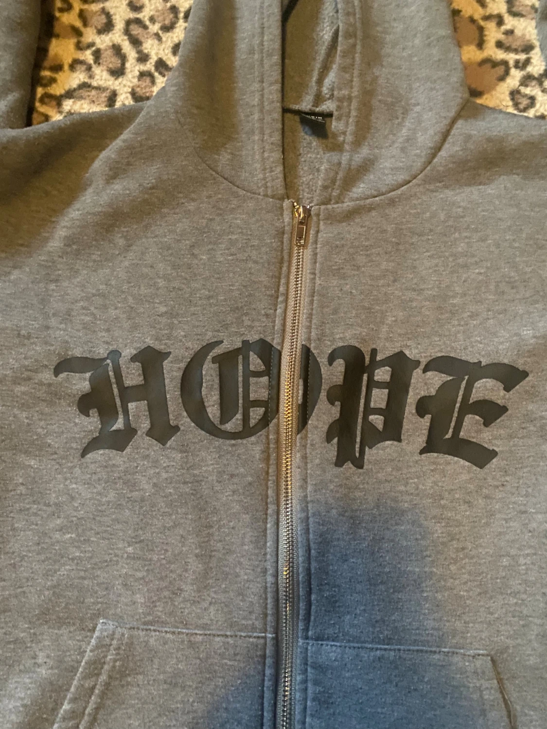 Grå hoodie med tryck - 3