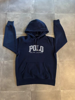 Ralph Lauren hoodie  - Säljer denna Ralph Lauren hoodien i mycket bra skick. || Självklart äkta || Skick: 8/10 || Storlek: XS || Mitt pris: 1399 || Modellen är 170, 60kg || Hör av er vid frågor eller funderingar 🤩🙌