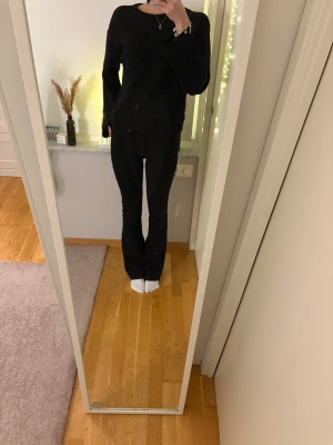 Vera & Moda jeans  - Säljer dessa snygga jeans köpt från Vera och Moda, de är i fint skick💕💕de är antingen i storlek 32 eller 34 och passar mig som vanligtvis har xs i byxor och jeans💕de är slitningar längst ner då de är lite för långa för mig (fråga för bilder på slitningarna) jag är 170cm lång💕💕