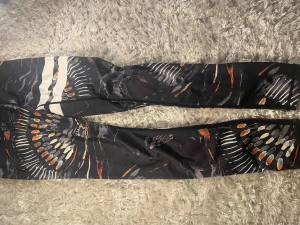 Stronger leggings  - Säljer ett par svarta leggings från stronger i voodoo modellen. De har bred resår med logga i midjan och är tillverkade i stretchigt syntetmaterial som sitter tight och bekvämt. Om du vill ha bättre bilder eller någon fråga är det bara att höra av dig💗💗