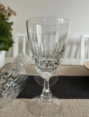 Eleganta kristallglas (Vintage) - Vackra kristallglas med klassisk slipad design. Perfekta för vin eller festliga tillfällen. Glasen är i mycket fint skick utan sprickor eller skador. 4st