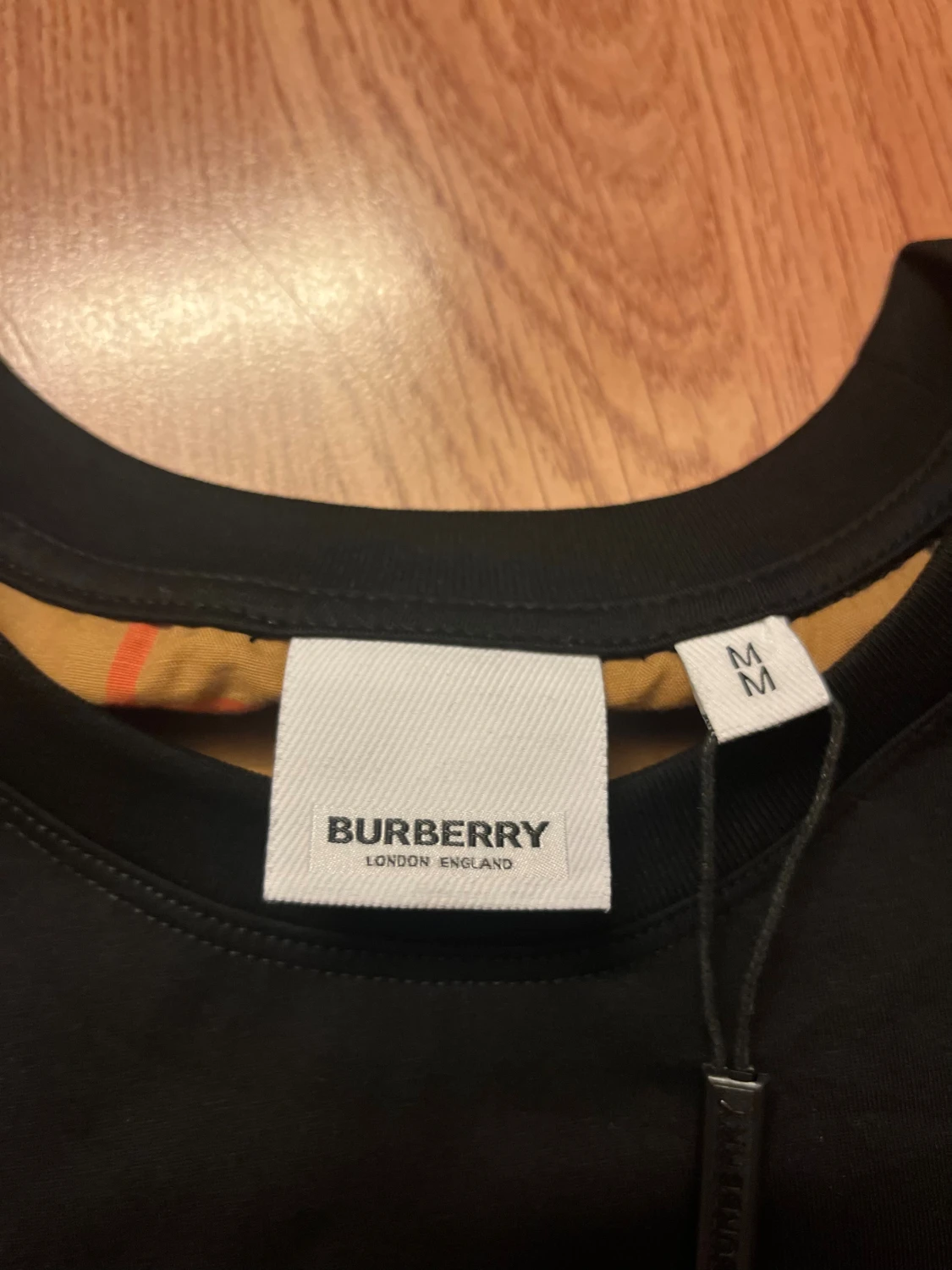 Svart Burberry t-shirt med rutiga ärmar - 2