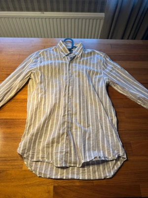 Oscar Jacobsson Skjorta Herr - Hämta hem denna underbara skjorta som knappt är använd för ett dunder pris. För endast 699kr får du en stilren skjorta som passar alla årstiders användning!