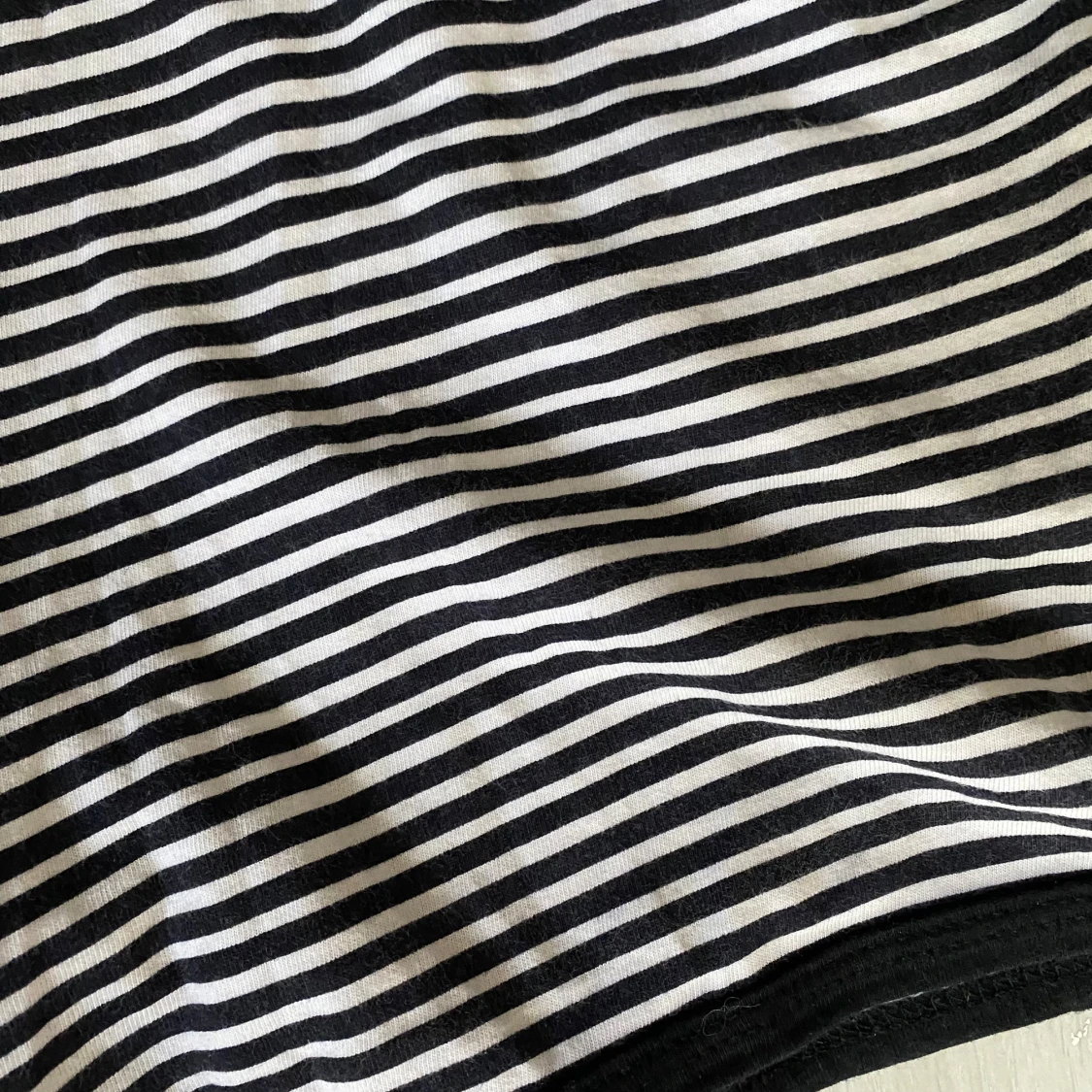 Randiga shorts med rosett - 2