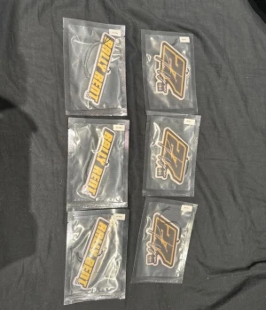 Rally Rent bilparfym - Bilparfym med cool rallydesign, perfekt för dig som vill ge bilen en personlig touch. Kommer i förslutna påsar med snöre för enkel upphängning. Snygg accessoar för unga bilentusiaster.