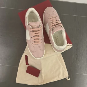 Valentino skor - Säljer dessa ursnygga valentino garvani rosa, Storlek: 39, skick 9/10, Nypris: 8000kr, Alla tillbehör följer me snören, box osv, bara att skriva vid frågor!!
