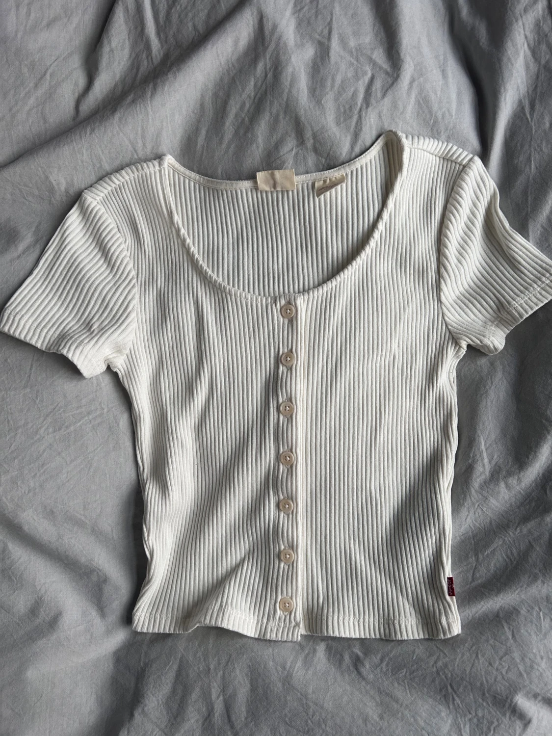 Vit ribbad topp med knappar från Levi's - 1