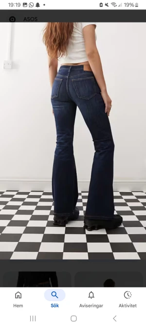 Low waist jeans weekday - Bootcut jeans från weekday som jag köpte på vinted för några månader sedan ❤️ jag är 169 cm och de passar mig perfekt ❤️ de har en liten defekt nere på ena benet men det är ingenting som märks när man använder dem 💫