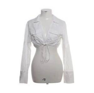 Vit croppad bolerotopp från H&M Divided - Säljer en vit croppad bolerotopp från H&M Divided.