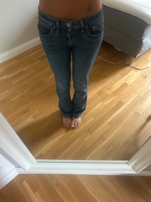 Lågmidjade LTB  blå jeans W24 L32 - Snygga LTB jeans i klassisk blå tvätt med raka ben och låg midja. Jeansen har fem fickor, silverfärgade nitar och dragkedja. Perfekt passform med normal siluett och mjukt denimtyg som är skönt att bära hela dagen.