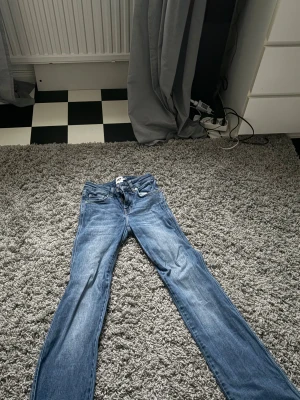 Jeans från Lager 157 - Säljer dessa jeans från lager i stl xxs. De är i fint skick, säljer för 200kr.💞