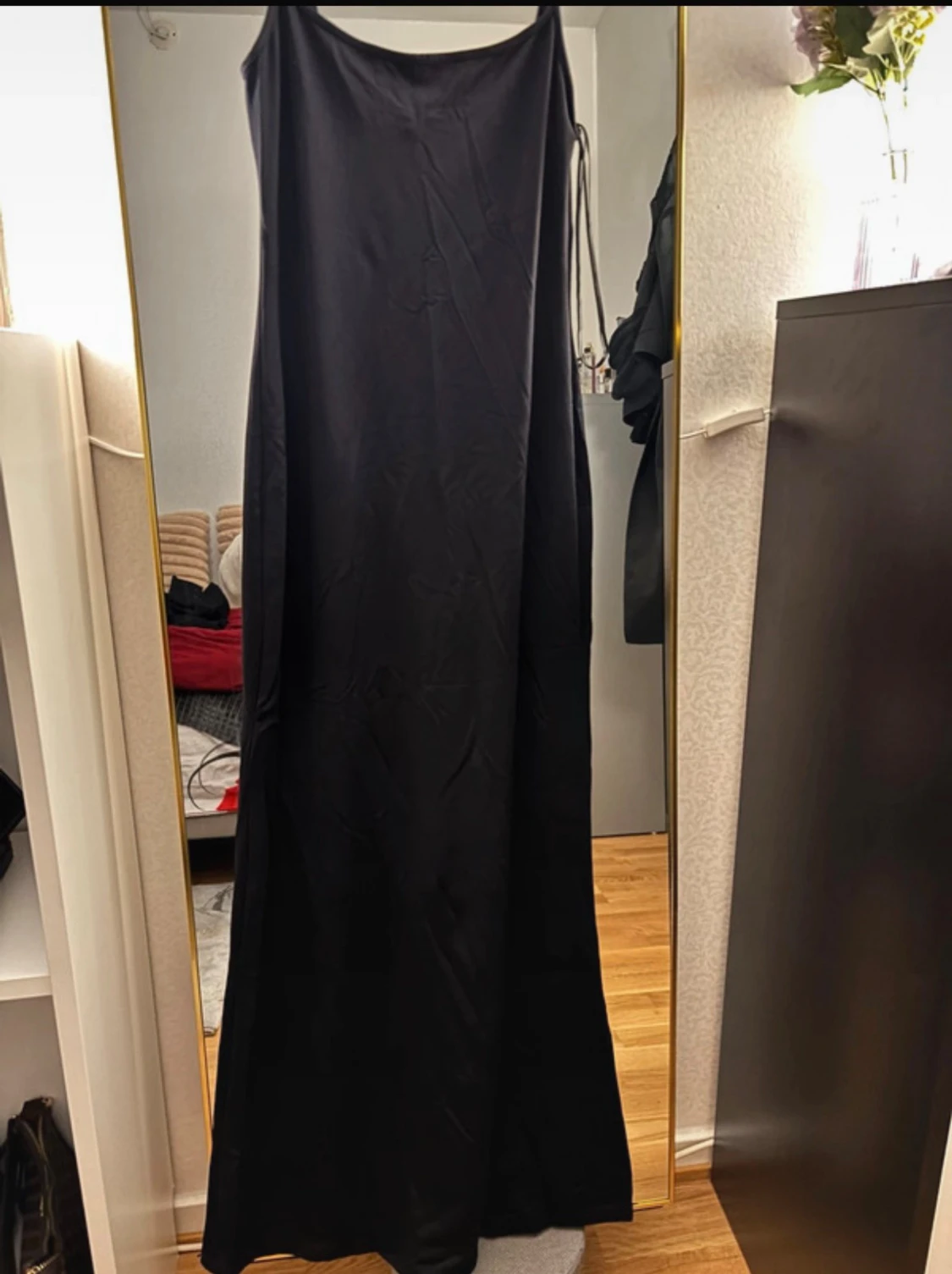 Svart långklänning med smala axelband