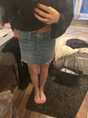 Jeanskjol - Fin jeanskjol från Gina Tricots Young avdelning. Använd max två gånger.