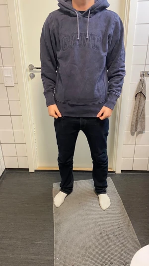 Mörkblå jeansbyxor med straight fit - Snygga mörkblå jeansbyxor i klassisk straight fit med kontrastsömmar och femficksdesign. Jeansen har normal passform och är tillverkade i slitstarkt denimtyg. Perfekta för dig som gillar en stilren och enkel look.
