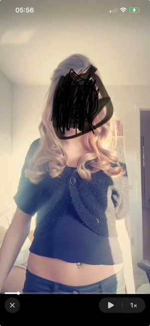 Svart croppad bolerotopp med knapp - Säljer en svart croppad bolerotopp med korta ärmar och en stor knapp framtill. Toppen är stickad Perfekt att styla över ett linne eller t-shirt 