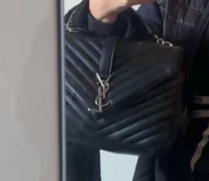 Svart quiltad handväska från YSL - Säljer denna fejk ysl väska som jag köpte utomlands i sommras. Det finns inget band så det är bara en handväska. Min vän har den just nu hos sig så tar bild från hennes bilder. PRIS KAN DISKUTERAS 