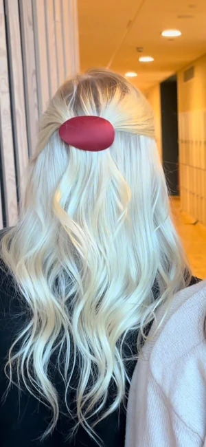 Röd hårklämma - Denna är vår ”Red velvet” hårklämma som passar perfekt nu till julen! Våra hårklämmor är gjorda av återvunna skedar och återvunnet tyg, bra för miljön!! 