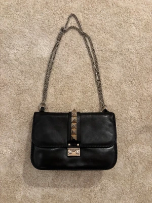 Valentino väska - Svart valentino väska i storlek mid. Perfekt vardags väska till skola eller arbete. Väskan är i mycket bra skick.