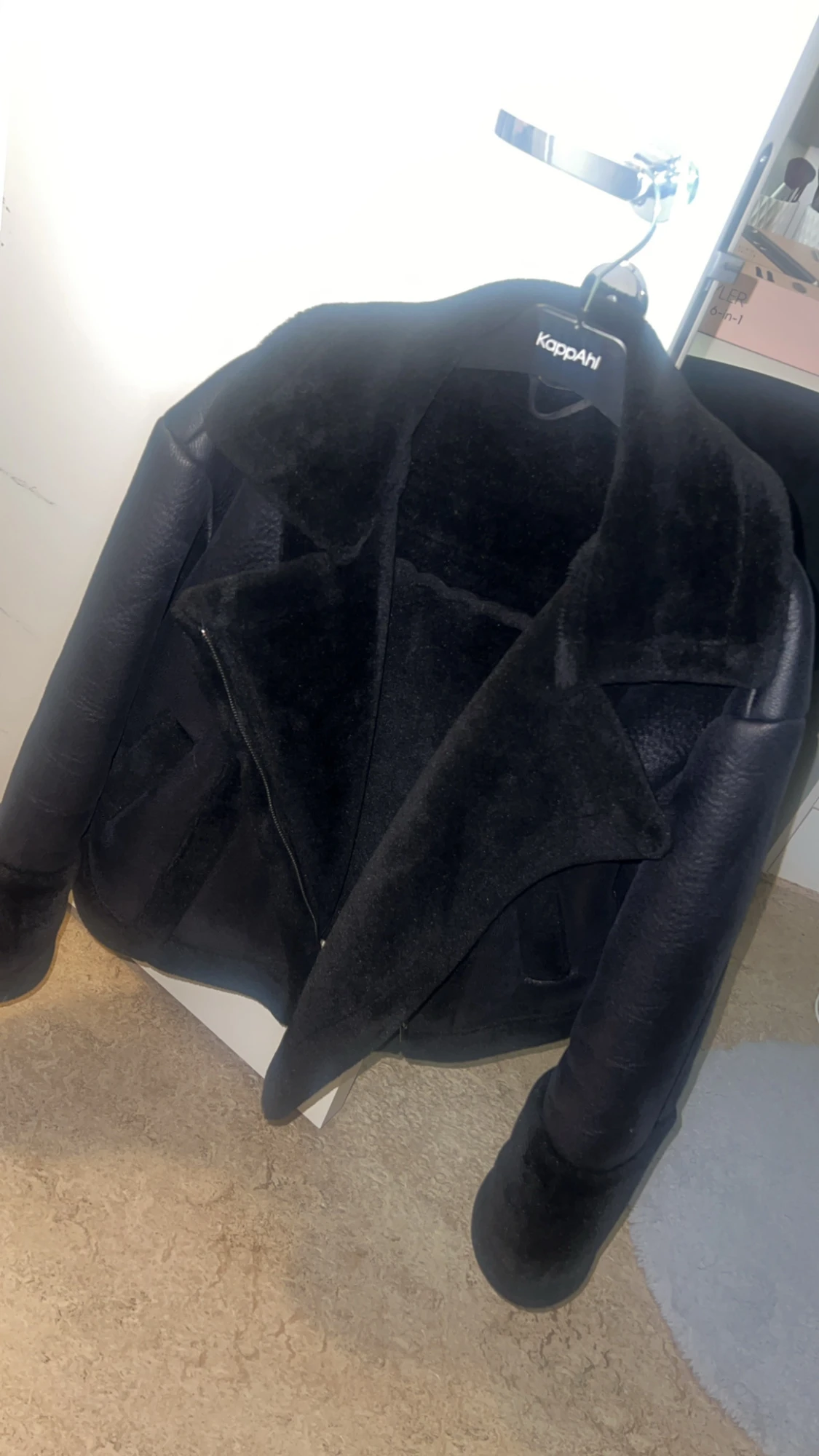 Svart pälsjacka från VILA, strl 40