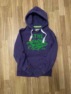 Superdry hoodie - Snygg hoodie från Superdry i Lila. Inga defekter förekommer! Skriv vid minsta fråga eller fundering 😁