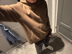 Beige hoodie från Zadig & Voltaire - Snygg beige hoodie från Zadig & Voltaire med vit grafisk detalj på ryggen. Tröjan är stickad i mjukt material och har ribbade muddar vid ärmslut och nederkant. Klassisk huva och känguruficka framtill. Perfekt för dig som gillar stilren design. Säljer för 599 Inga hål eller något jättebra skick 