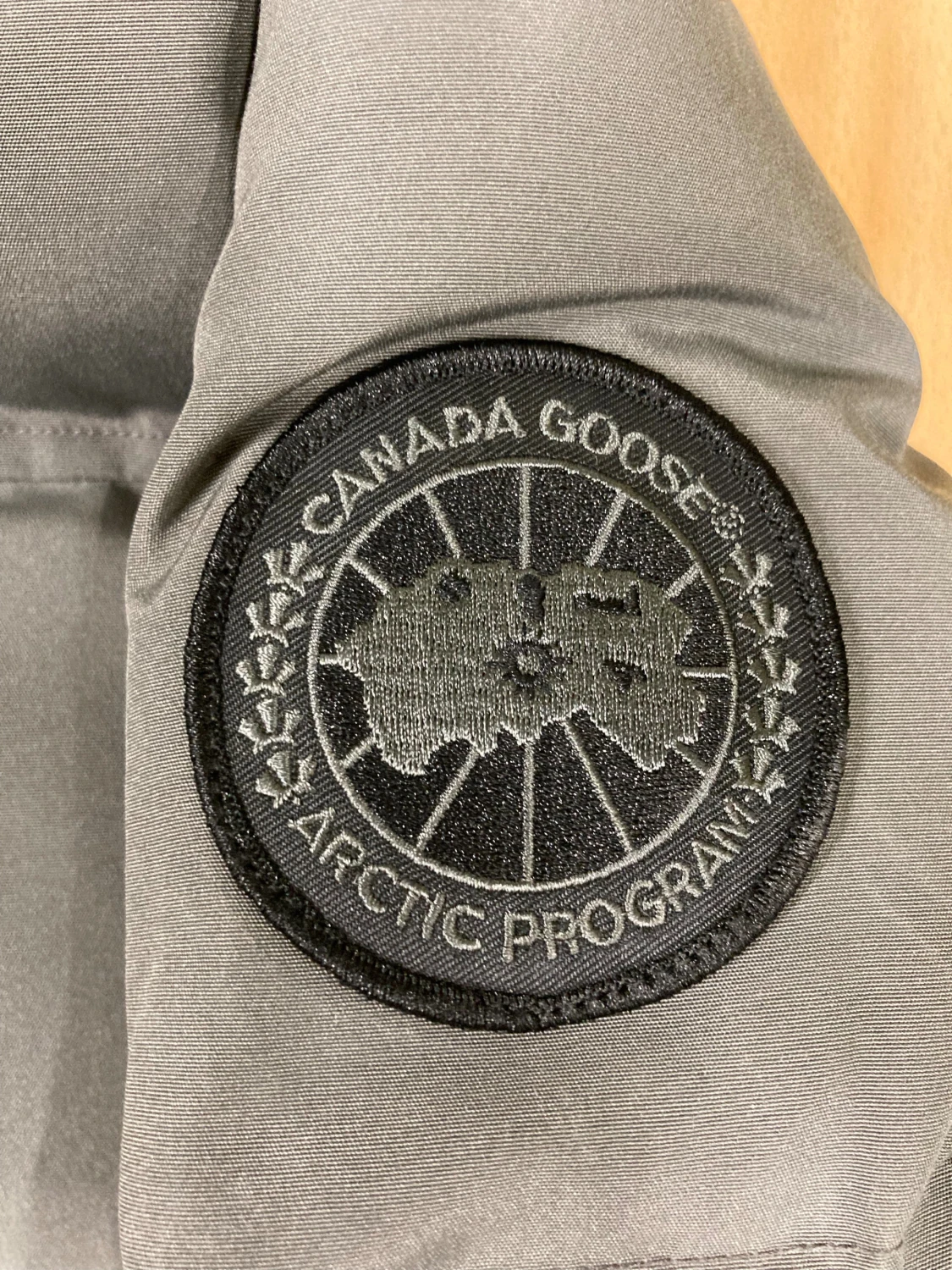 Grå pufferjacka från Canada Goose - 2
