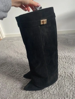 Svarta mocka boots  - Svarat knähöga boots i mocka material. Knappt använda. I strl 38 ❤️