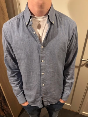 These Glory Days Skjorta - 185cm i bilden | Riktigt fint skick | skönt material | schysst passform | ingen defekt | priset är inte hugget i sten🙌