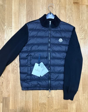 Moncler cardigan  - Senaste versionen av cardigan. Perfekt för kalla väder såsom vintern och våren 