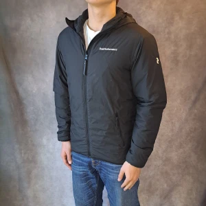 Peak Performance Tunn Dunjacka - Stl S - Snygg Jacka från Peak Performance, perfekt för en blåsig höst/vår dag | Mycket bra skick: 9/10, utan defekter! | St: S, Modellen på bilden är 175cm lång, skulle rekommdera att vara mellan 166-178cm för att sitta fint! |