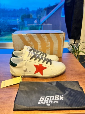 Golden goose superstar  - Säljer ett par stil rena Golden Goose i röd och grön. Skorna är gjorde i mycket bra kvalitet, och är perfekta nu till vintern. Perfekt för dig som söker en stilren look men samtidigt unik. 0bs lnte 0rglnal‼️men mycket bra kvalitet 